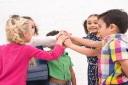 Crianças em momento de interação social